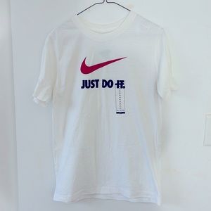 🐝5/$25🐝 NWT Nike kids unisex white with logo t-shirt short sleeve size Xl